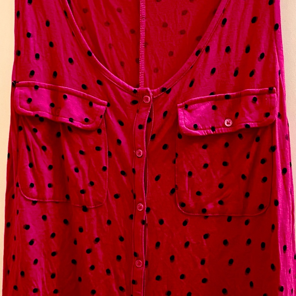 Comfortable tank with polka dots & front pockets.  Charming top!